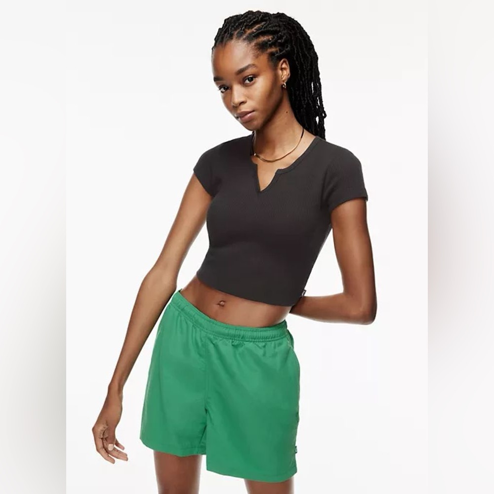 Aritzia’s TNA The Waffle Notch Baby Tee in Black, size XS